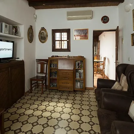 Holi-rent Historic House Next To The Alcazar Appartement