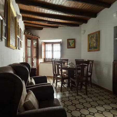 Holi-rent Historic House Next To The Alcazar Appartement